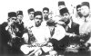 صورة ناذرة لجمعية اخوان الفن بطنجة سنة   1940، يتوسط الصورة مولاي أحمد الوكيلي بآلة الرباب ومحمد العربي التمسماني بآلة العود