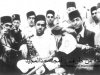صورة ناذرة لجمعية اخوان الفن بطنجة سنة   1940، يتوسط الصورة مولاي أحمد الوكيلي بآلة الرباب ومحمد العربي التمسماني بآلة العود